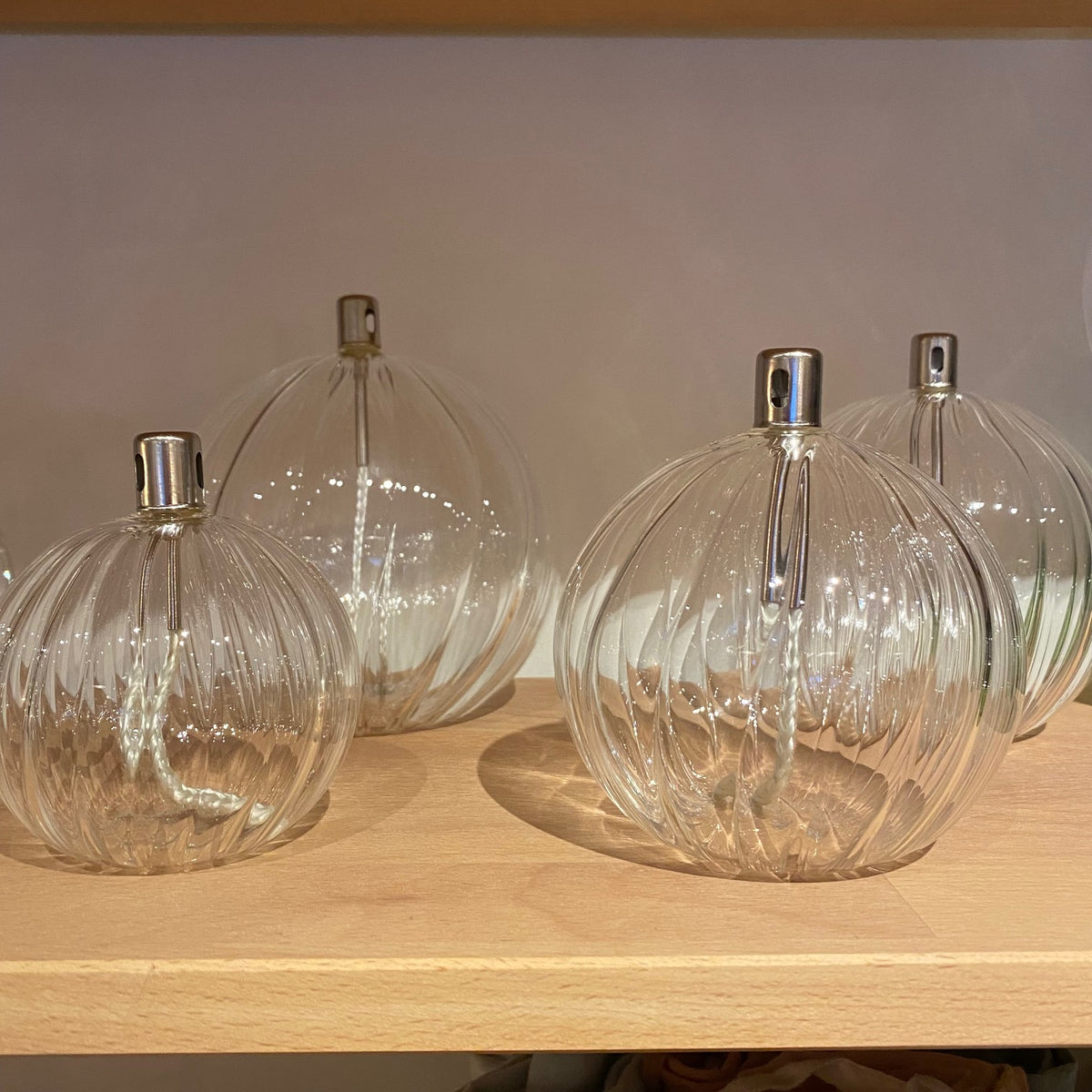 Lampe à huile sphère striée transparente – (S, M, XL) - L'essentiel
